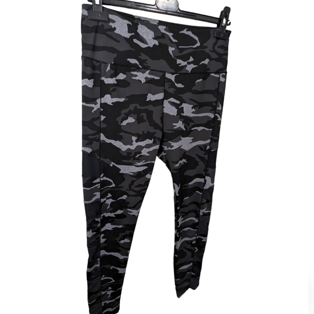 Athletic camo legging pants XL with mesh insert on both sides of legs